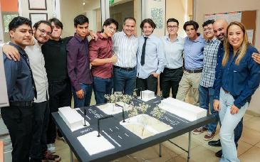 Reconoce Toño Astiazarán talento juvenil creador del proyecto de semáforo inteligente