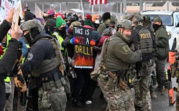 Estados demandan a la Casa Blanca por redadas y uso de fuerza del ICE