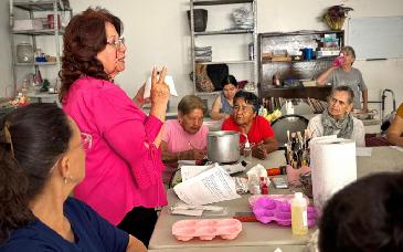 Adultos mayores en Hermosillo aprenden a crear velas y fortalecer su bienestar en CEDAM