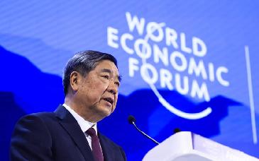 China ofrece abrir su mercado global en Davos pese a tensiones comerciales