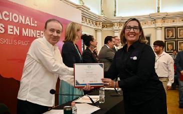 Alfonso Durazo entrega constancias del programa internacional “Train the Trainer” para minería en Sonora