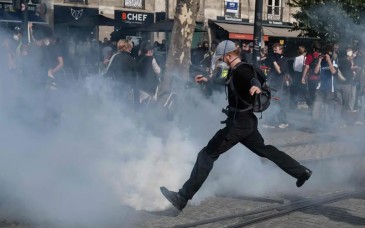 Policía reprime protestas estudiantiles en Francia por falta de personal