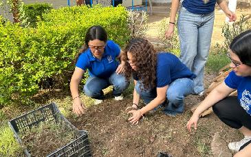 Estudiantes de la Bycenes fortalecen su formación docente con huerto escolar en Hermosillo