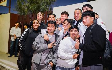 Beneficia Toño Astiazarán a estudiantes de la UniKino con tramo Camina Segura