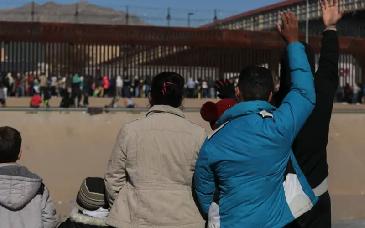 Más de 400 migrantes resultan gravemente heridos al intentar brincar el muro fronterizo