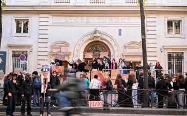 Cientos de escuelas siguen bloqueadas en Francia por protestas estudiantiles