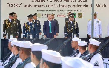 Alfonso Durazo lidera desfile patrio en Hermosillo con más de mil 400 participantes