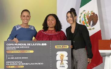 Sheinbaum entrega boleto para inauguración del Mundial a joven veracruzana Yolett Cervantes