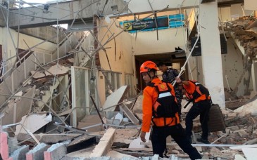 Sismo de 7.7 deja 68 muertos y 12 mil 800 desplazados en Indonesia