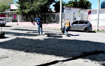 Programa “Un Día en tu Colonia” lleva jornada de bacheo y limpieza a la Cinco de Mayo