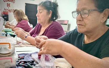 Impulsa ISAAM bienestar de adultos mayores con taller de bisutería en Cajeme