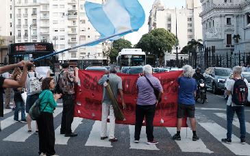 Médicos del PAMI en Argentina inician paro de 72 horas por recortes salariales y denuncian caída de hasta 50% en sus ingresos