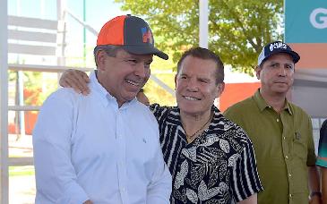 Inauguran Toño Astiazarán y Julio César Chávez rehabilitación de campo de futbol y gimnasio de box en Los Olivos