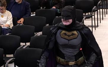 “Batman” protesta contra uso de ICE durante el Supertazón en California