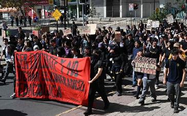 Miles de estudiantes en Chile protestan contra Kast por recortes a la educación