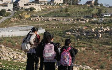 Colonos israelíes bloquean acceso a escuela palestina en Cisjordania mientras Hamas rechaza plan de desarme en Gaza