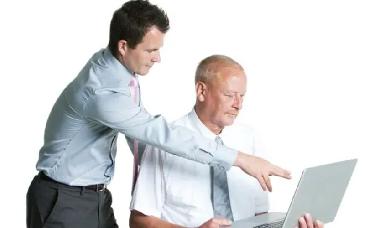 ¿Y si el nuevo jefe tiene 25 años? El poder del mentoreo inverso en las empresas