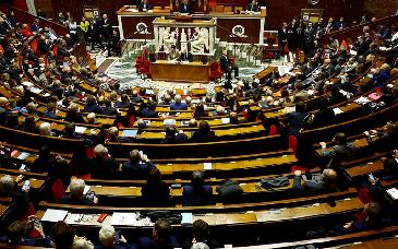 El primer ministro de Francia libra dos mociones de censura en el Parlamento