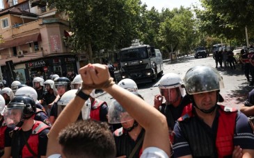 Policía dispersa protestas en Albania contra proyecto turístico vinculado a la familia Trump