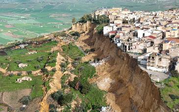 Deslizamiento de tierra deja casas al borde del abismo en Niscemi, Sicilia