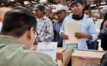 Gobierno de Sonora entrega apoyos a familias guarijías en Mesa Colorada, Álamos