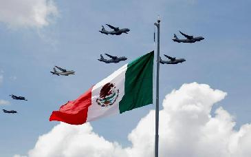 Más de cien aeronaves participaron en el desfile por el 215 aniversario de la Independencia