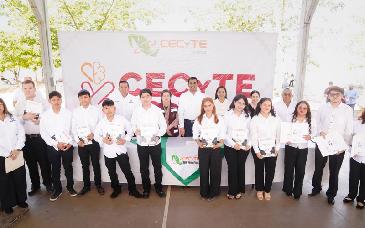 Reciben estudiantes del Cecyte Miguel Alemán título y cédula como técnicos profesionales