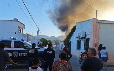 Policía Estatal y vecinos sofocan incendio en domicilio de Moctezuma