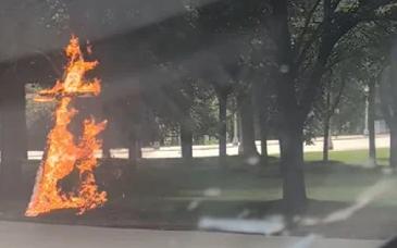 Investigan cruz en llamas hallada en parque de Chicago