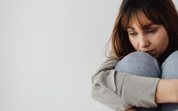 Mujeres reportan más tristeza que hombres por desigualdad social, carga de cuidados y menor acceso al poder: UNAM