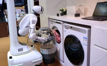 Robots humanoides chinos avanzan de las demostraciones a tareas industriales y logísticas