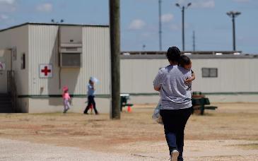 Nueva demanda detalla abusos en centro de detención de migrantes en Texas