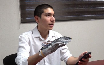 Estudiante de Unison crea guantes inteligentes para traducir Lengua de Señas Mexicana