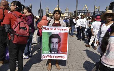 Padres de los 43 de Ayotzinapa marchan a la Basílica para renovar fuerza y esperanza