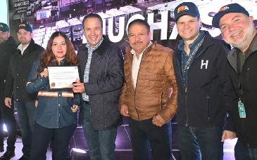 Celebra Toño Astiazarán a personal de recolección de basura con chocolatiza