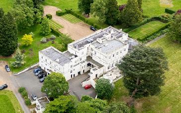 Policía mantiene cateos a propiedades del ex príncipe Andrés