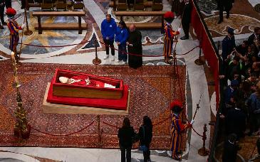 Casi 20 mil personas han visitado capilla ardiente del papa Francisco