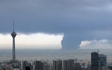 Nube tóxica cubre Teherán tras bombardeo a depósitos de crudo