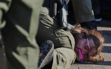 Policía estatal reprime protesta de líderes religiosos en Chicago contra las políticas antimigrantes de EU