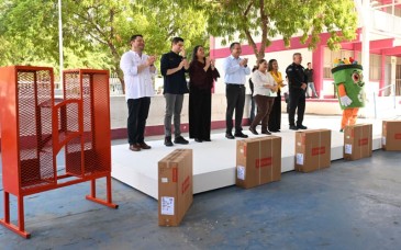Antonio Astiazarán entrega computadoras y contenedor de reciclaje a secundaria de Hermosillo