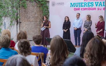 Reconocen Toño Astiazarán y Patty Ruibal a “Mujeres Valiosas que Cambian su Entorno”