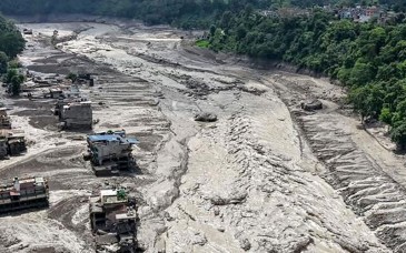 Inundaciones dejan al menos 98 muertos y cientos de desaparecidos entre Nepal y China